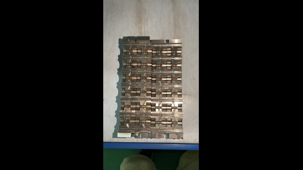 Mold with conformal cooling channels showing superior coverage vs conventional